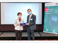 Souvenirs presentation. Left: Professor Lilian Vrijmoed Kwan, Vice-President (Academic), UOW College Hong Kong; Right: Mr Albert Chow, Executive Director of HKCAAVQ